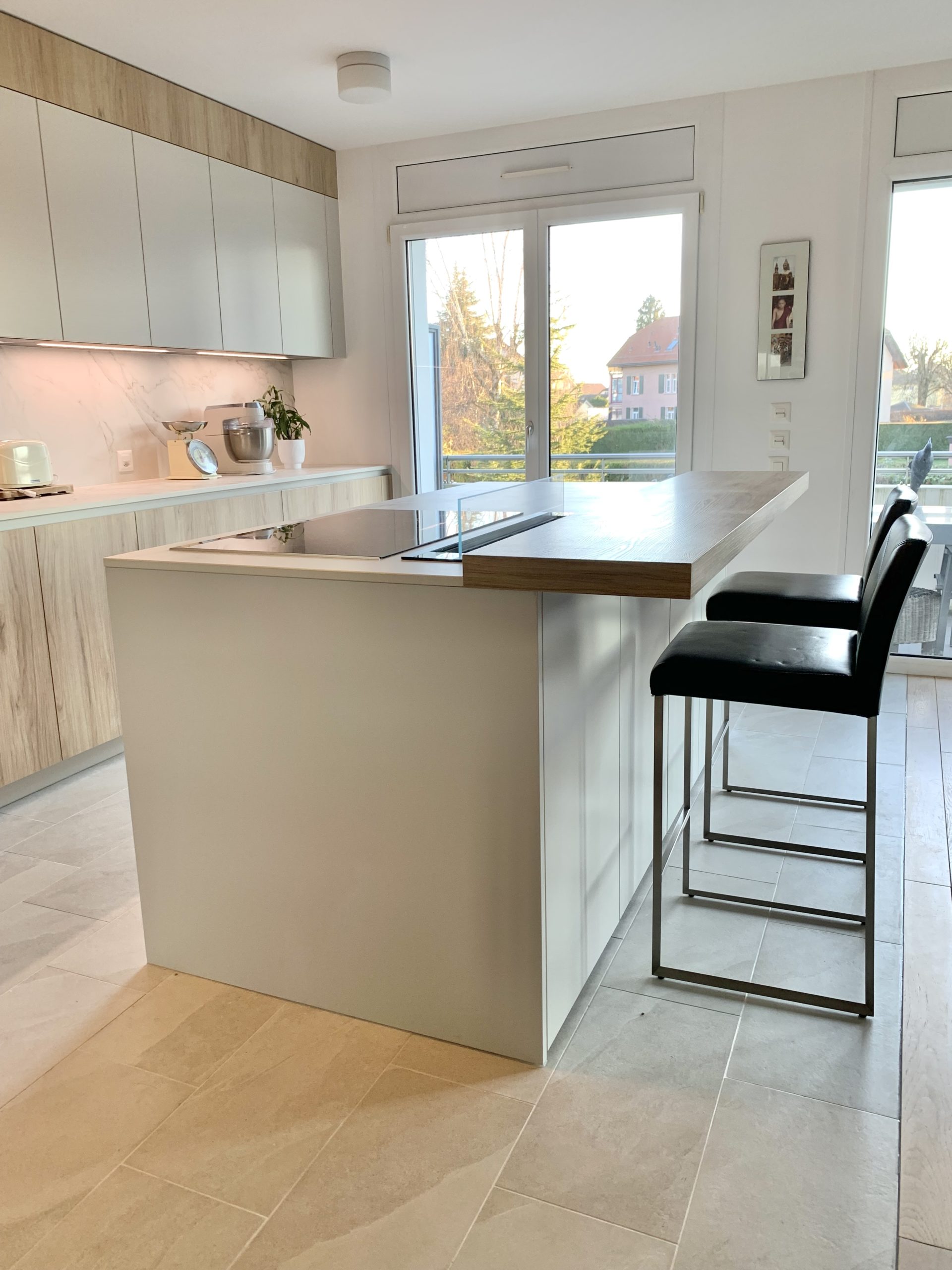 Cuisine moderne vert opale, sol style sixties