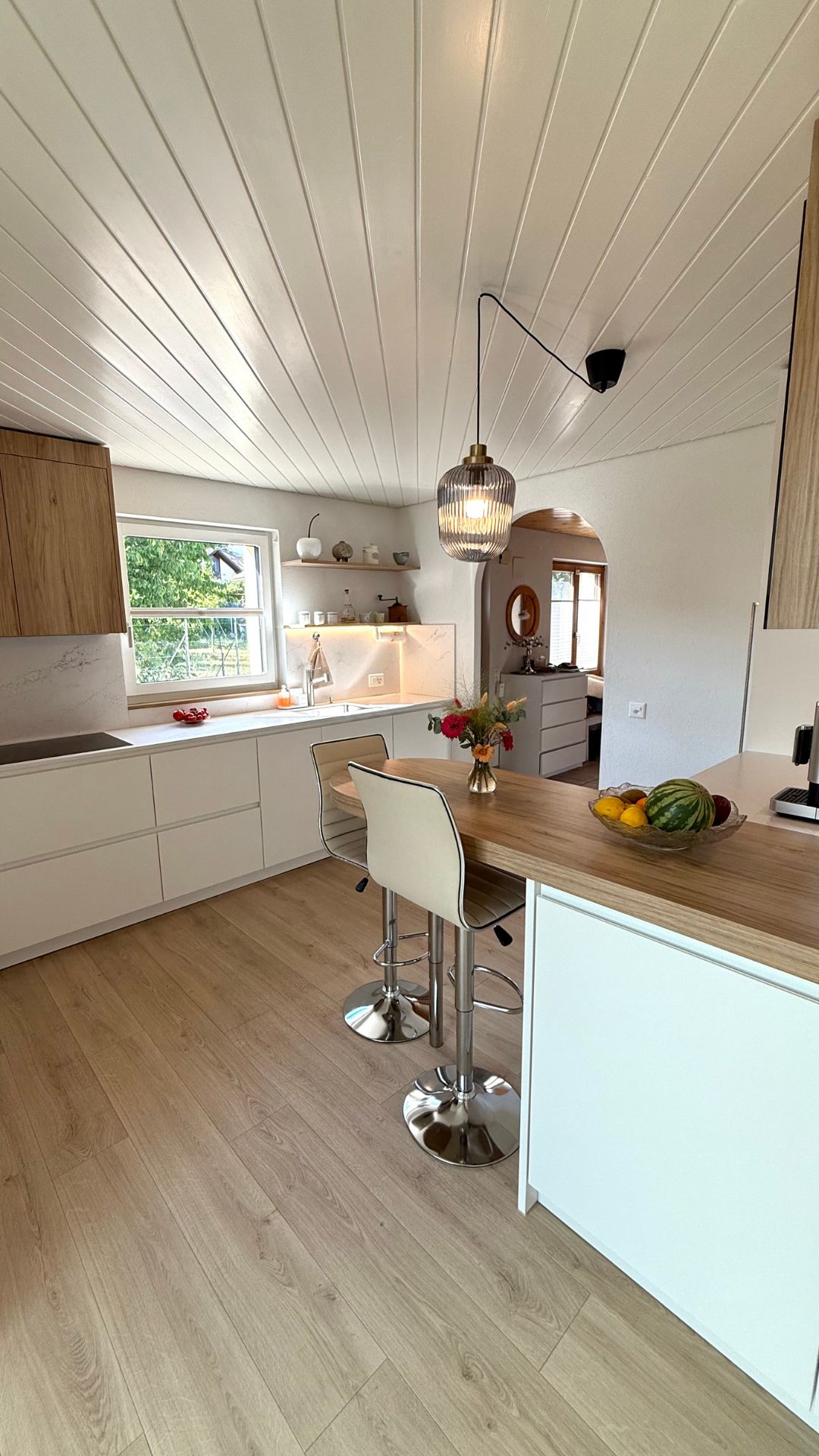 Cuisine moderne vert opale, sol style sixties